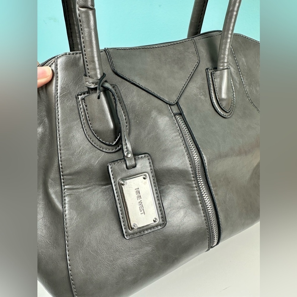 Nine West ladies gray leather handbag, excellent condition